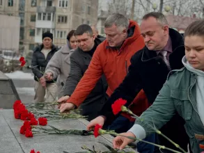 Депутаты Ачинска возложили цветы в память о жертвах теракта в «Крокус Сити Холле»