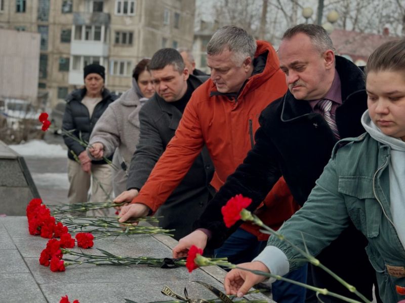 Депутаты Ачинска возложили цветы в память о жертвах теракта в «Крокус Сити Холле»