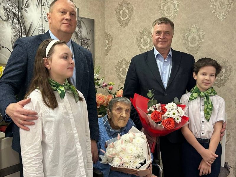Депутаты поздравили со 100-летием ветерана Великой Отечественной войны Анну Сергеевну Цигулёву