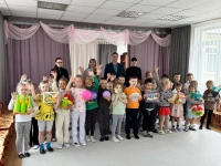 Для улыбок и искренних эмоций: городской Совет депутатов окружил заботой юное население Ачинска