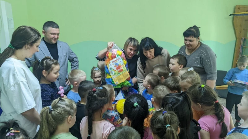 Для улыбок и искренних эмоций: городской Совет депутатов окружил заботой юное население Ачинска