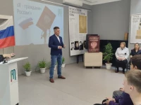 Депутат Ачинского окружного Совета депутатов Сергей Хасанов вручил паспорта РФ юным гражданам