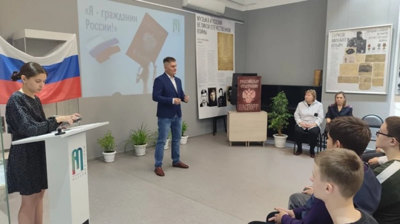 Депутат Ачинского окружного Совета депутатов Сергей Хасанов вручил паспорта РФ юным гражданам