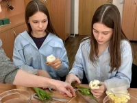 Окружной Совет депутатов организовал предпраздничное обучение для учениц полицейского класса Большесалырской школы