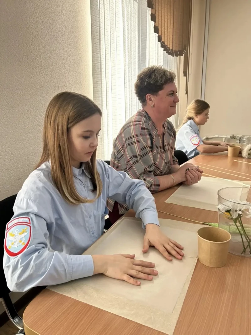 Окружной Совет депутатов организовал предпраздничное обучение для учениц полицейского класса Большесалырской школы