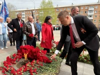 Депутаты Ачинского окружного Совета возложили цветы к Вечному огню у мемориала "Скорбящая мать"