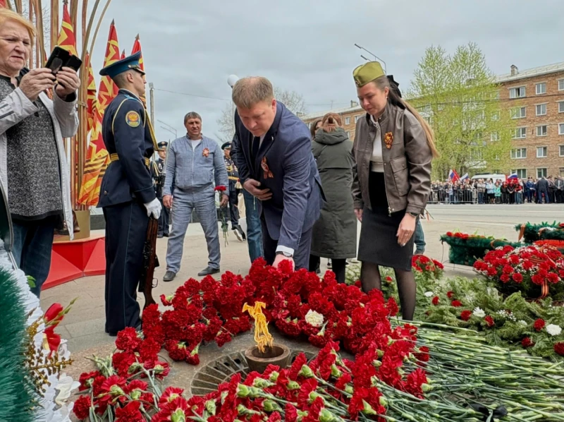 Депутаты Ачинского окружного Совета возложили цветы к Вечному огню у мемориала "Скорбящая мать"