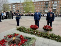 Депутаты Ачинского окружного Совета возложили цветы к Вечному огню у мемориала "Скорбящая мать"