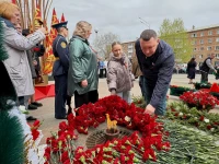 Депутаты Ачинского окружного Совета возложили цветы к Вечному огню у мемориала "Скорбящая мать"