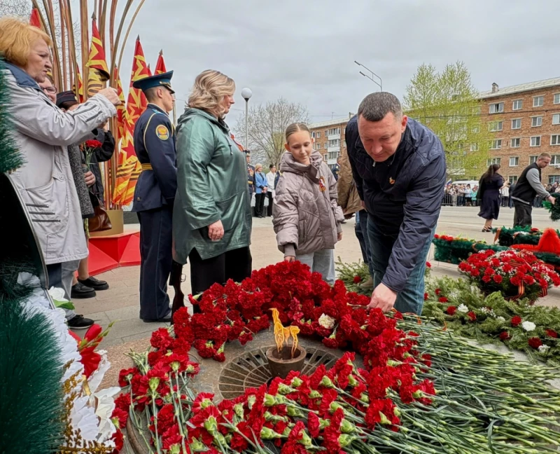 Депутаты Ачинского окружного Совета возложили цветы к Вечному огню у мемориала "Скорбящая мать"
