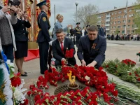 Депутаты Ачинского окружного Совета возложили цветы к Вечному огню у мемориала "Скорбящая мать"