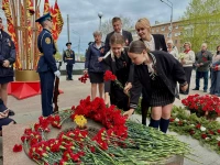 Депутаты Ачинского окружного Совета возложили цветы к Вечному огню у мемориала "Скорбящая мать"