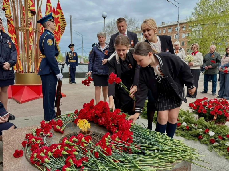 Депутаты Ачинского окружного Совета возложили цветы к Вечному огню у мемориала "Скорбящая мать"