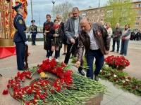 Депутаты Ачинского окружного Совета возложили цветы к Вечному огню у мемориала "Скорбящая мать"