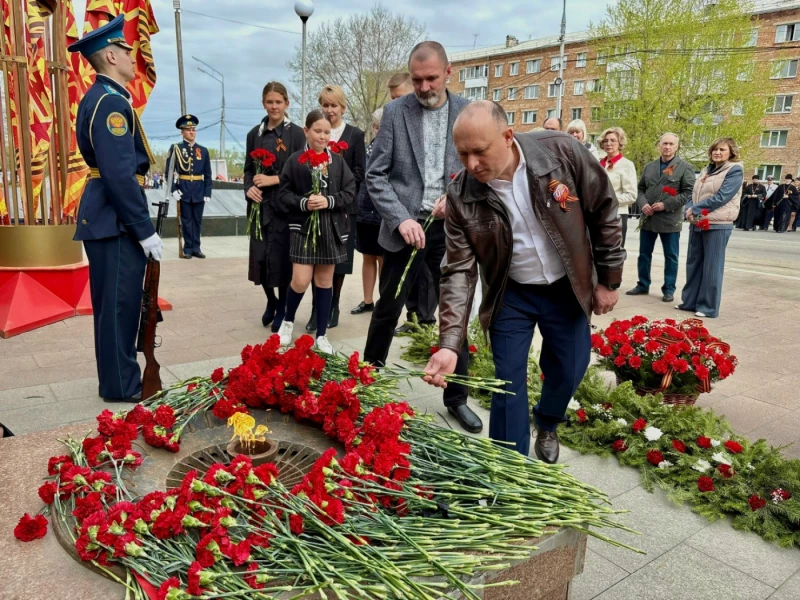 Депутаты Ачинского окружного Совета возложили цветы к Вечному огню у мемориала "Скорбящая мать"