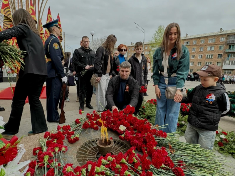 Депутаты Ачинского окружного Совета возложили цветы к Вечному огню у мемориала "Скорбящая мать"