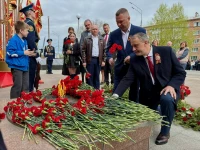 Депутаты Ачинского окружного Совета возложили цветы к Вечному огню у мемориала "Скорбящая мать"