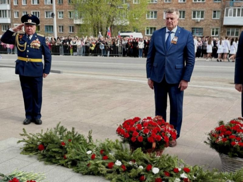 Депутаты Ачинского окружного Совета возложили цветы к Вечному огню у мемориала "Скорбящая мать"