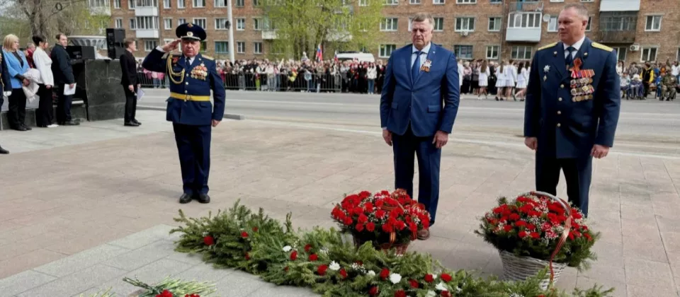 Депутаты Ачинского окружного Совета возложили цветы к Вечному огню у мемориала "Скорбящая мать"