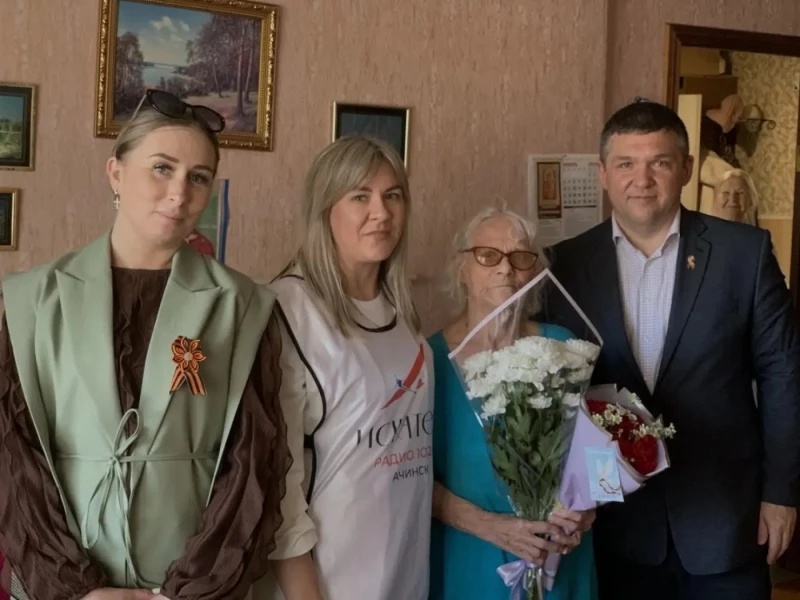 Депутат Фёдор Синкевич поздравил жительницу блокадного Ленинграда Тамару Тихоновну Кибисову с наступающим Днём Победы