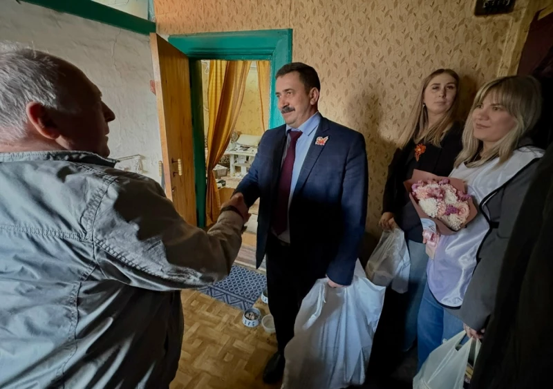 Депутаты Ачинского окружного Совета приступили к важной миссии – поздравлениям ветеранов Великой Отечественной с наступающим Днём Победы
