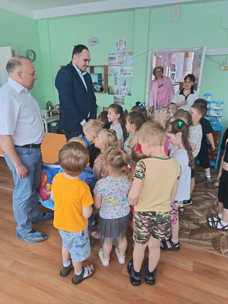 Депутаты окружного Совета продолжили многолетнюю традицию - дарить праздник детям
