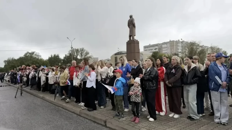 Депутаты Ачинского окружного Совета приняли участие в торжественной церемонии поднятия Государственного флага России