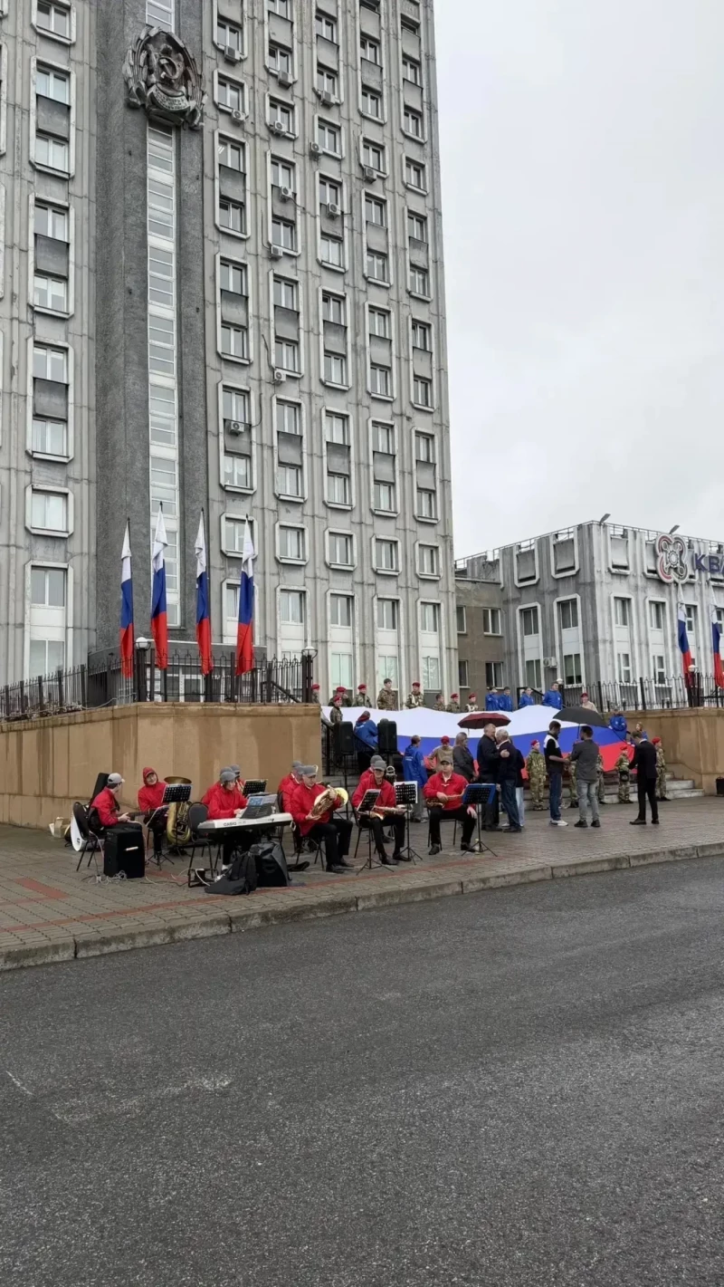 Депутаты Ачинского окружного Совета приняли участие в торжественной церемонии поднятия Государственного флага России