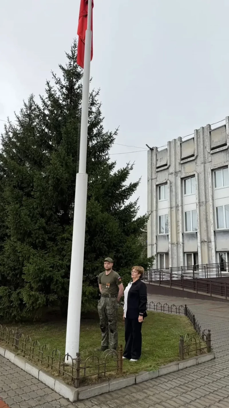 Депутаты Ачинского окружного Совета приняли участие в торжественной церемонии поднятия Государственного флага России