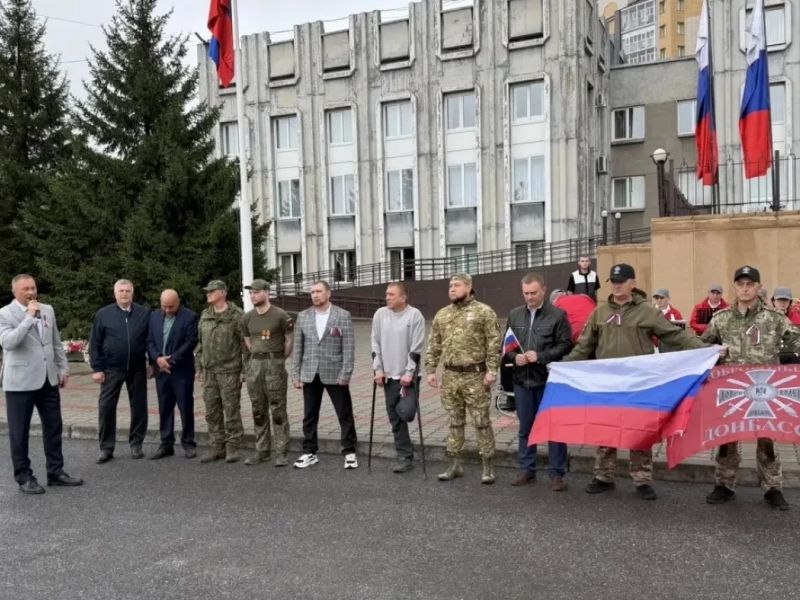 Депутаты Ачинского окружного Совета приняли участие в торжественной церемонии поднятия Государственного флага России