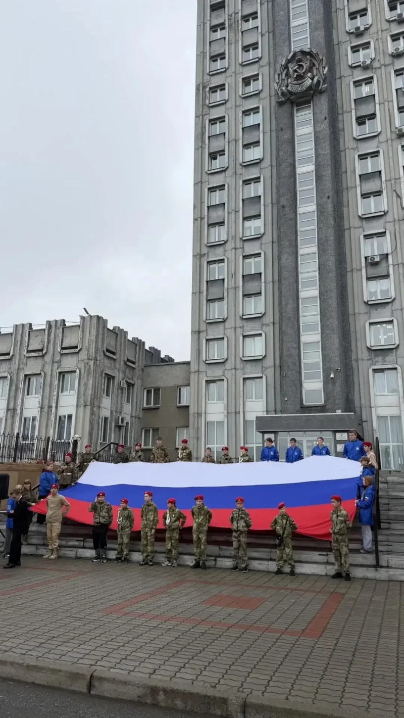 Депутаты Ачинского окружного Совета приняли участие в торжественной церемонии поднятия Государственного флага России