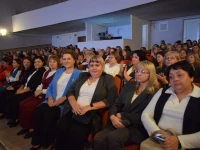 Депутат окружного Совета Анатолий Ковалев вручил благодарственные письма лучшим педагогам