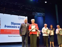 Депутат окружного Совета Анатолий Ковалев вручил благодарственные письма лучшим педагогам