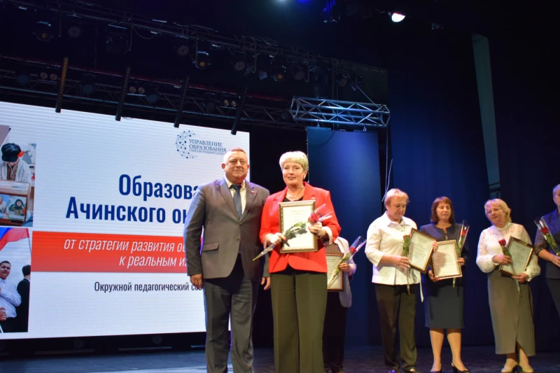 Депутат окружного Совета Анатолий Ковалев вручил благодарственные письма лучшим педагогам
