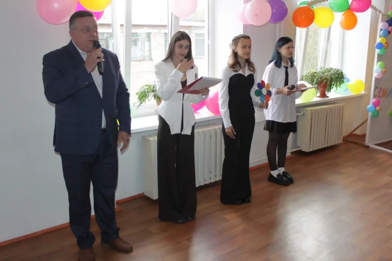 В День знаний депутаты Ачинского окружного Совета приняли участие в торжественных линейках