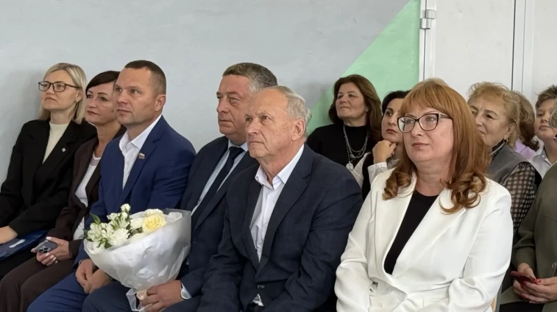 Школа № 13 отметила 65-летний юбилей: Анатолий Ковалев и Михаил Балоночкин поздравили коллектив